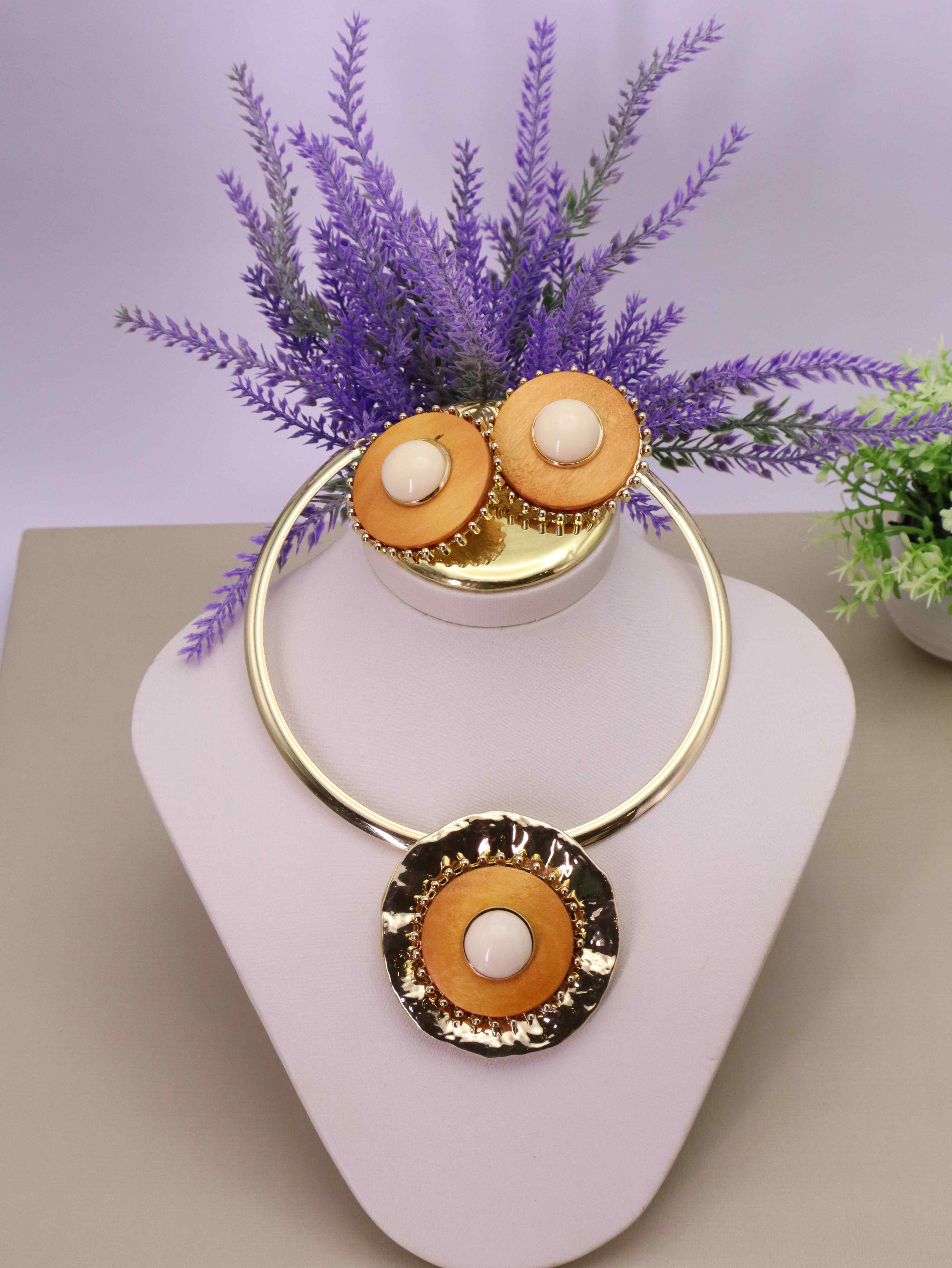 Conjunto Dourado com Pedras Amadeiradas